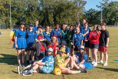 Large group of distance education students posing for photo at ACC Moreton athletics carnival